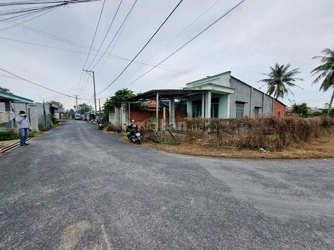 Nhà 2 mặt tiền nhựa. Trung tâm Trảng Bàng. 2,05 tỷ TL