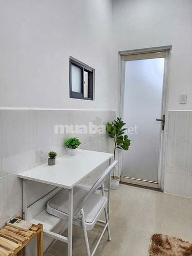 CHO THUÊ PHÒNG ĐẦY ĐỦ NỘI THẤT MẶT TIỀN ĐƯỜNG GẦN Q1