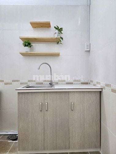 CHO THUÊ PHÒNG ĐẦY ĐỦ NỘI THẤT MẶT TIỀN ĐƯỜNG GẦN Q1