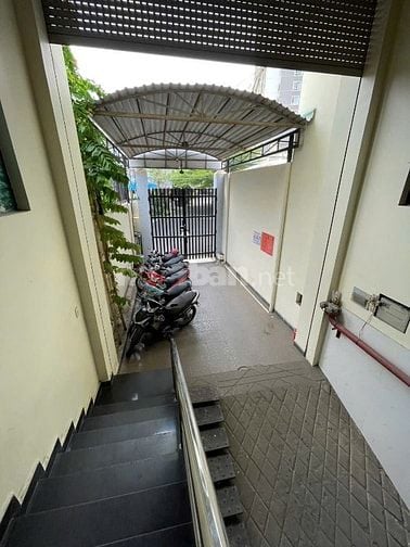 CHO THUÊ PHÒNG ĐẦY ĐỦ NỘI THẤT MẶT TIỀN ĐƯỜNG GẦN Q1