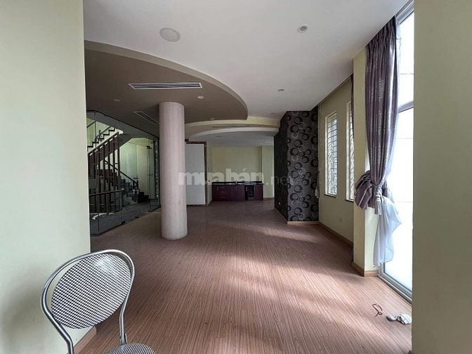 Nhà Lô góc, giữa 2 hồ điều hoà lớn, 7 tầng hiện đại, cực gần mặt phố 