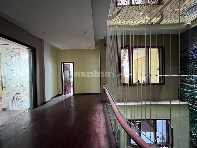 Nhà Lô góc, giữa 2 hồ điều hoà lớn, 7 tầng hiện đại, cực gần mặt phố 