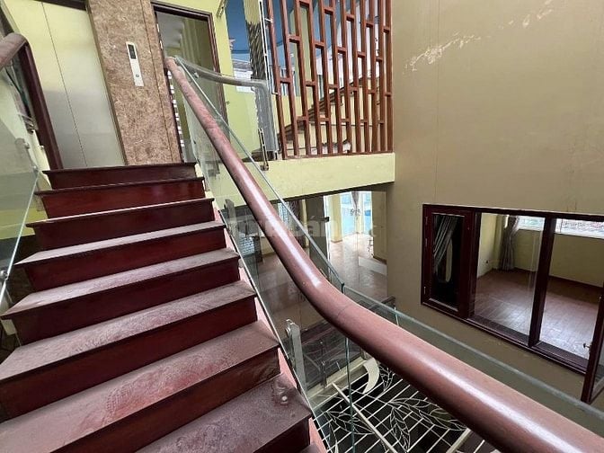 Nhà Lô góc, giữa 2 hồ điều hoà lớn, 7 tầng hiện đại, cực gần mặt phố 