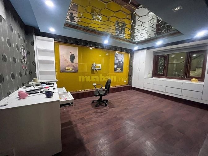 Nhà Lô góc, giữa 2 hồ điều hoà lớn, 7 tầng hiện đại, cực gần mặt phố 