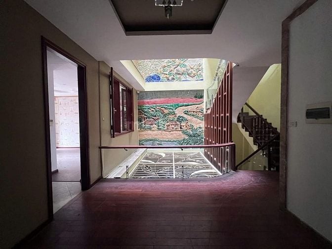 Nhà Lô góc, giữa 2 hồ điều hoà lớn, 7 tầng hiện đại, cực gần mặt phố 