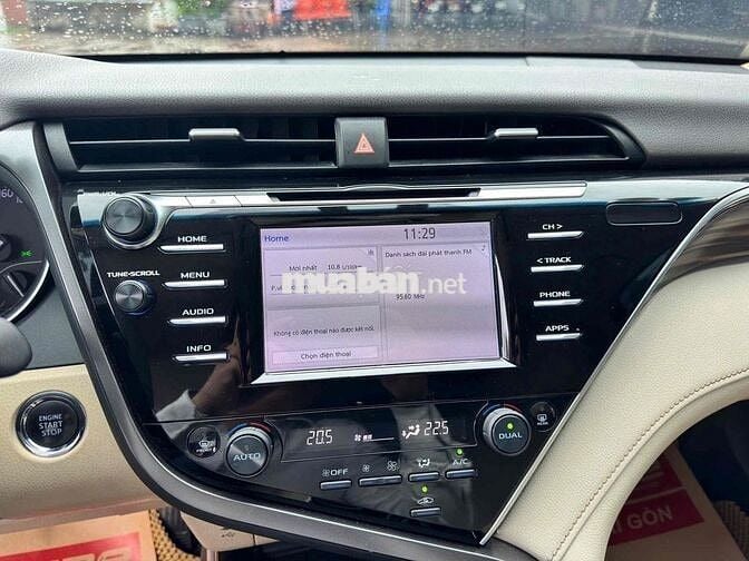 Toyota Camry 2020 màu đen 2.0G đi 67000 km xe zin