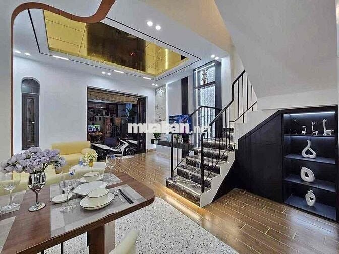 NHÀ CAO CẤP NGAY TRUNG TÂM THÀNH PHỐ VỊ TRÍ THUẬN TIỆN ĐI LẠI