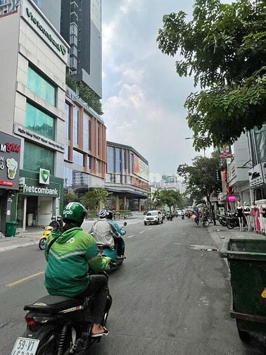 Nhà MT Nguyễn Trãi, Q.1; 240m2 (10 x 25); XD 1 Hầm 8 Tầng; HĐT 300Tr