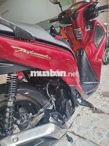 Xe máy Honda SH màu đỏ, số tự động