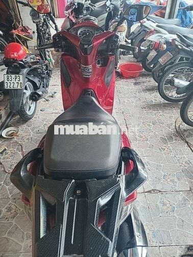 Xe máy Honda SH màu đỏ, số tự động