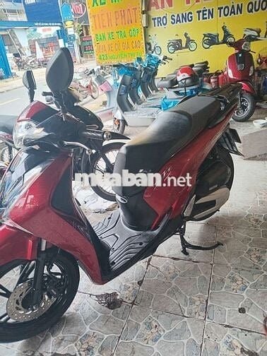 Xe máy Honda SH màu đỏ, số tự động