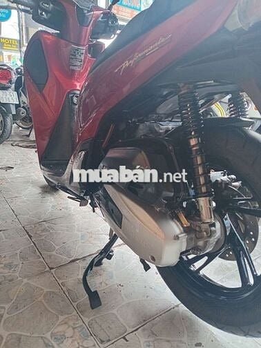 Xe máy Honda SH màu đỏ, số tự động