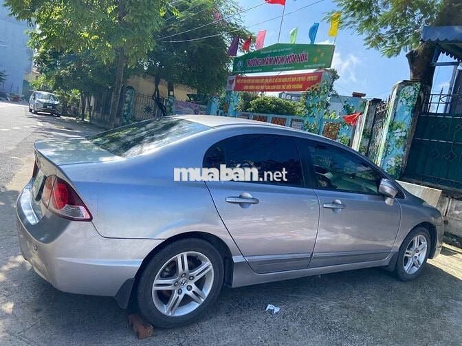 Honda Civic 2.0 màu xám bạc nội thất đen