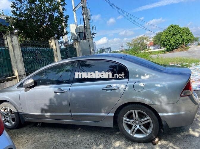 Honda Civic 2.0 màu xám bạc nội thất đen