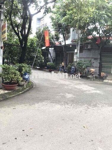 Cho thuê nhà 2 lầu đầy đủ nội thất gần Ngã Tư 550 - Dĩ An