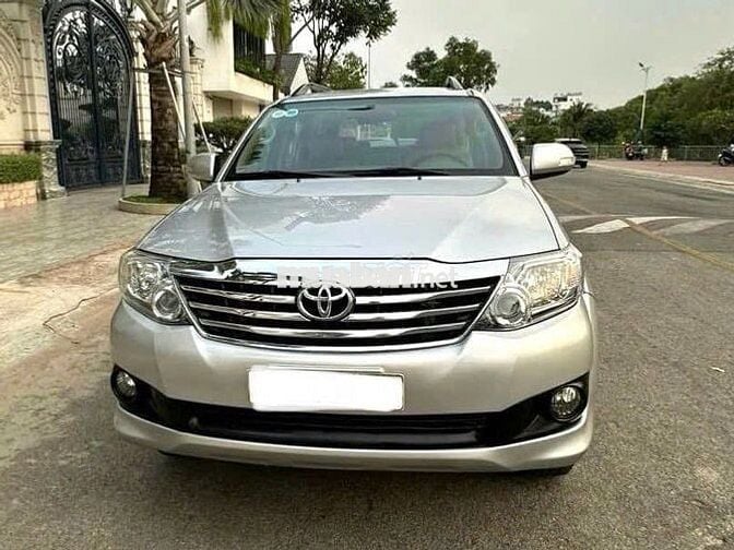 Toyota Fortuner 2013 Xăng 4x2 Bạc 7 chỗ