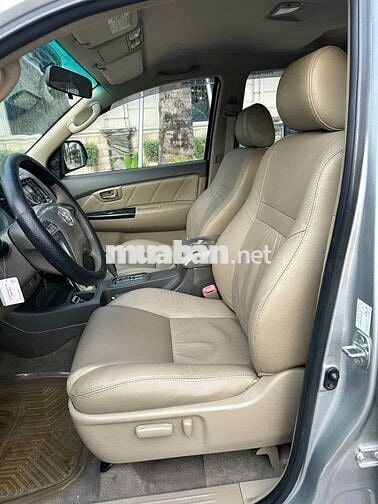 Toyota Fortuner 2013 Xăng 4x2 Bạc 7 chỗ
