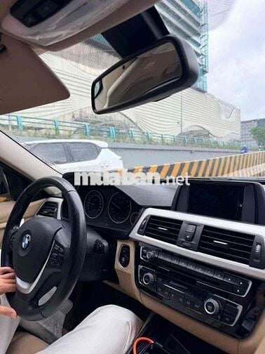BMW 320i 2017 xanh dương đen