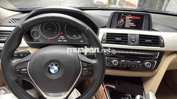 BMW 320i 2017 xanh dương đen