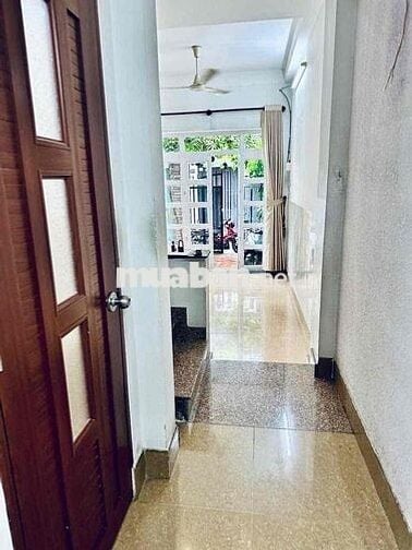 Nhà hxh 1025 CMT8, 3.5x15m, 2 lầu ST , 4pn máy lạnh giá 16tr