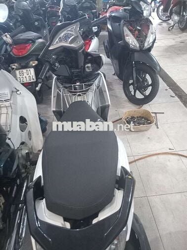 Xe máy Honda Air Blade màu trắng bạc