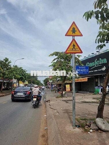 Bán Gấp Nhà Mt đg SONG HÀNH, TRUNG CHÁNH, Dt: 10x20m đã tách làm 2 Sổ