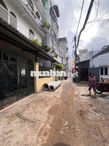 Nhà Bân Lạc Long Quân 4.6mx10m 1 trệt 1 lầu hẻm xe hơi giá tốt