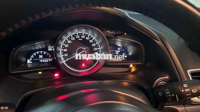 cần bán mazda 3 hatchback 2018 màu trắng một chủ