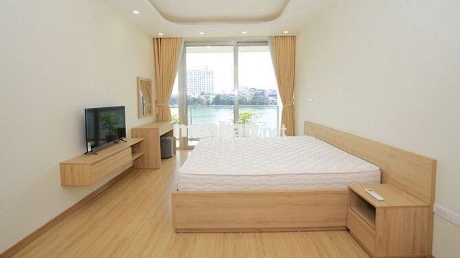 Cho thuê Căn hộ cao cấp 4 ngủ mặt phố Quảng An, view Hồ, giá 40 triệu