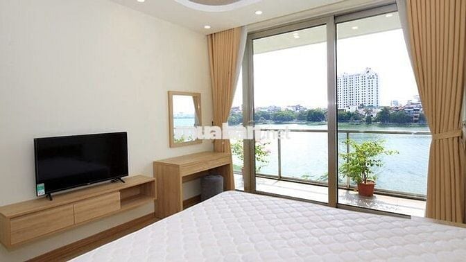 Cho thuê Căn hộ cao cấp 4 ngủ mặt phố Quảng An, view Hồ, giá 40 triệu