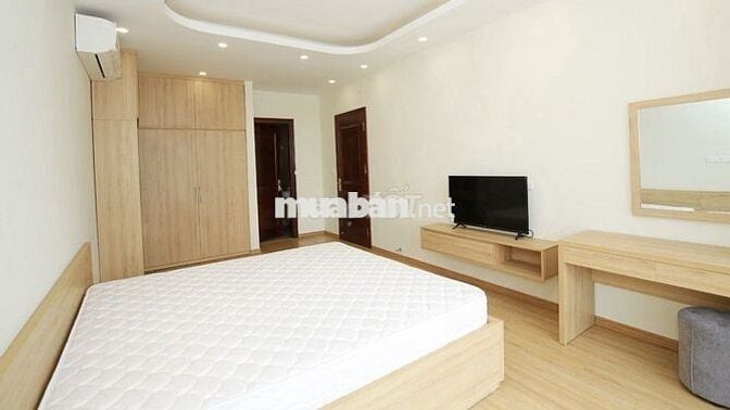 Cho thuê Căn hộ cao cấp 4 ngủ mặt phố Quảng An, view Hồ, giá 40 triệu