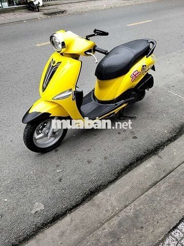 Xe máy Yamaha Nozza màu vàng, số tự động