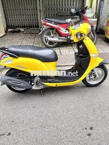 Xe máy Yamaha Nozza màu vàng, số tự động