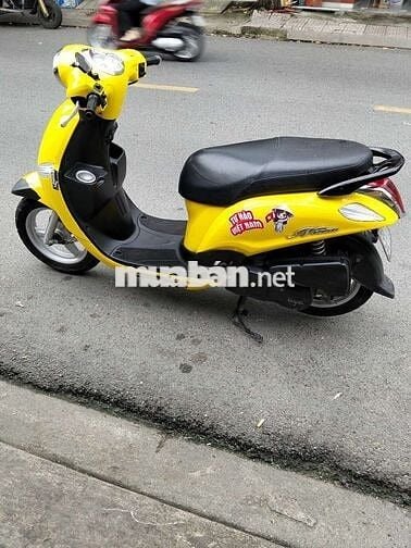 Xe máy Yamaha Nozza màu vàng, số tự động