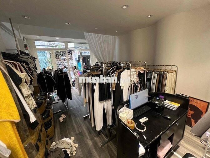 Nhà hêm xe tải khu VIPQ3 giá quá rẻ. Sổ hồng riêng