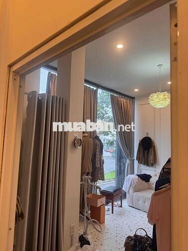 Sang nhượng mặt bằng kinh doanh vị trí đắc địa đối diện công viên 30/4