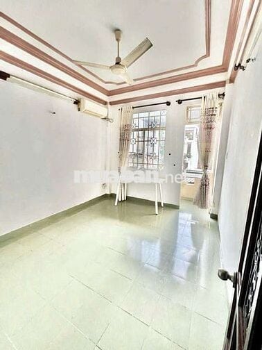 Pass phòng đẹp, có ban công, cửa sổ trời.