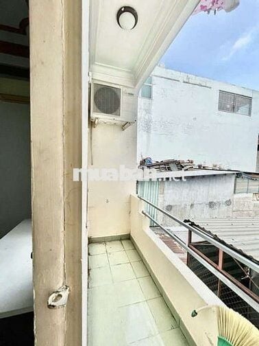 Pass phòng đẹp, có ban công, cửa sổ trời.