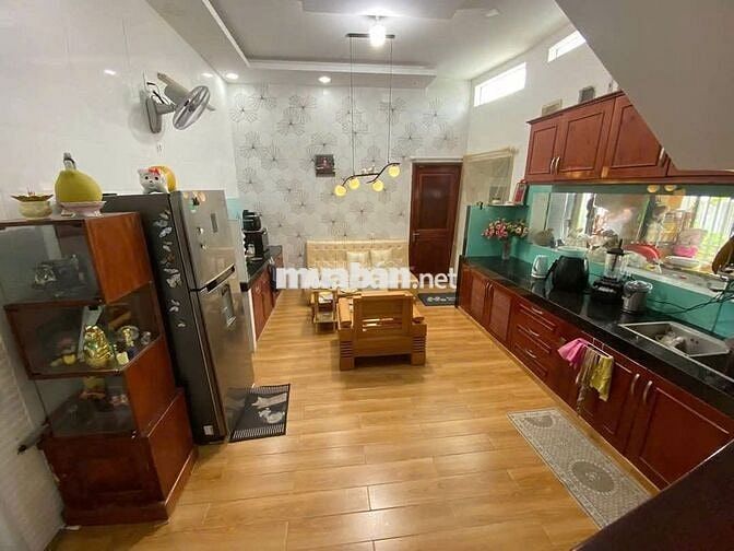 CẦN BÁN NHÀ GẤP DIỆN TÍCH 200M2 3PN 2 WC