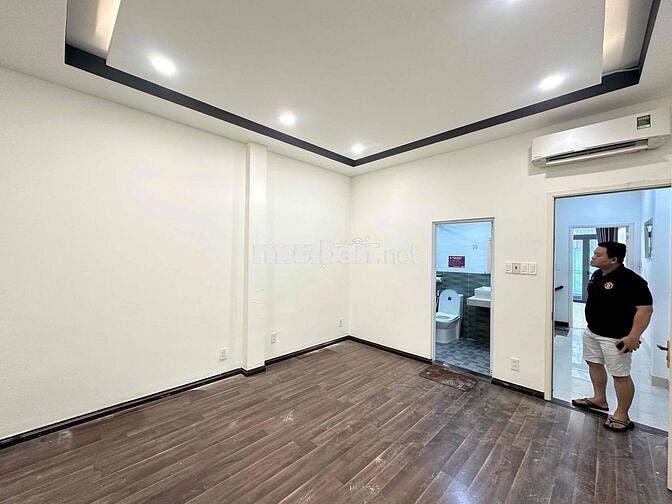 CHO THUÊ NHÀ CÓ SÂN ĐỂ XE HẺM LỚN