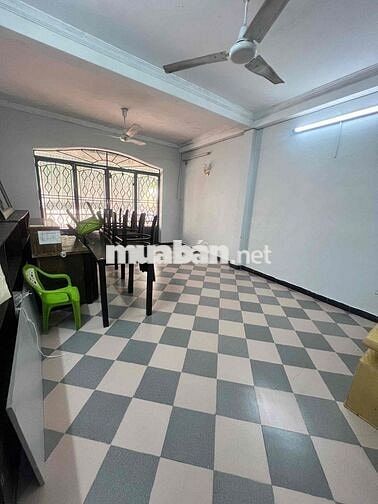 Cho thuê phòng rộng 50m2, WC riêng, ban công rộng. Khu vực an ninh, gi