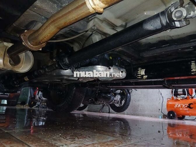 Ô tô Chevrolet Colorado màu đỏ, chạy dầu