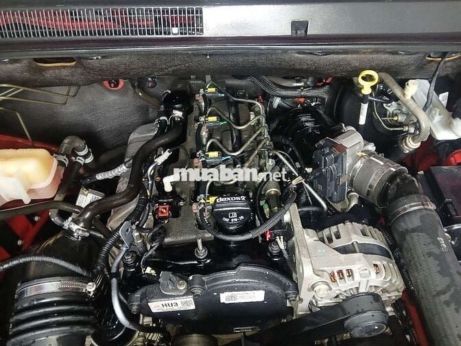 Ô tô Chevrolet Colorado màu đỏ, chạy dầu