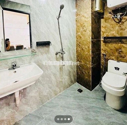 Bán gấp nhà 45m2-- bãi đỗ xe cạnh nhà-- oto tránh giá 6,4 tỉ