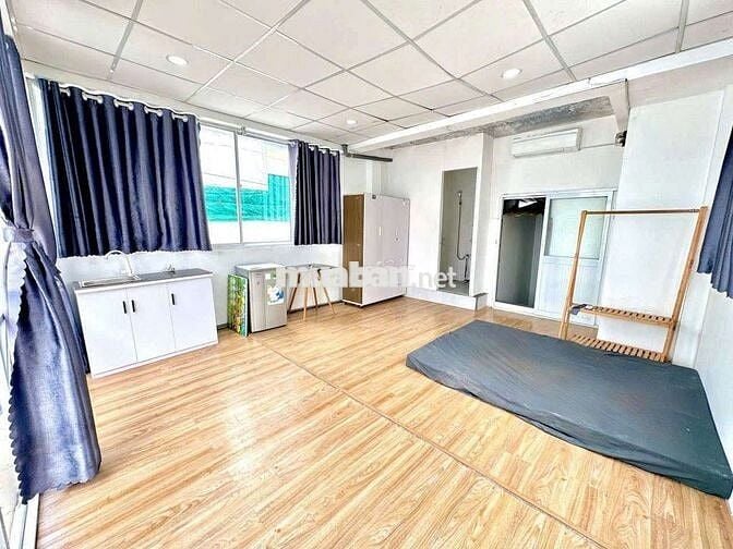 Phòng ban công cmt8 quận 10 y video 4.2tr