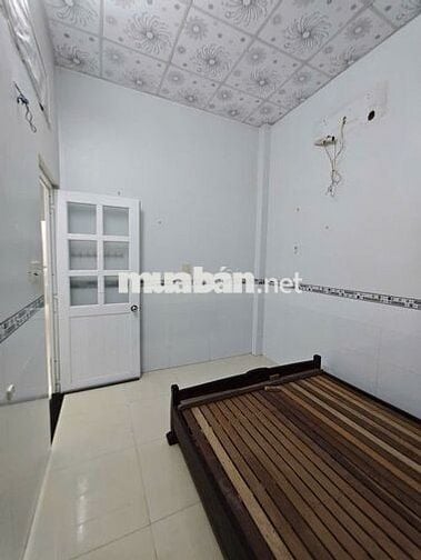 Nhà 6 triệu 2 phòng có nội thất gần sân Cầu Lông Tambo