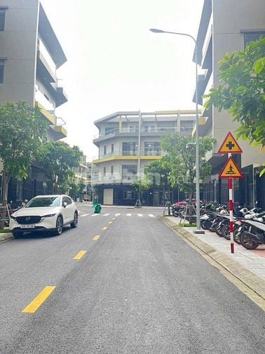 Tôi Chính Chủ bán căn nhà phố ngay Làng Đại học giá 8 tỷ