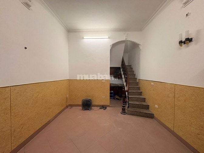 Cho thuê nhà 37m2 x 3 tầng, trung tâm Bạch Mai, 8tr/tháng