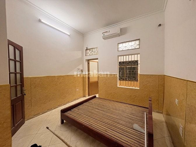 Cho thuê nhà 37m2 x 3 tầng, trung tâm Bạch Mai, 8tr/tháng