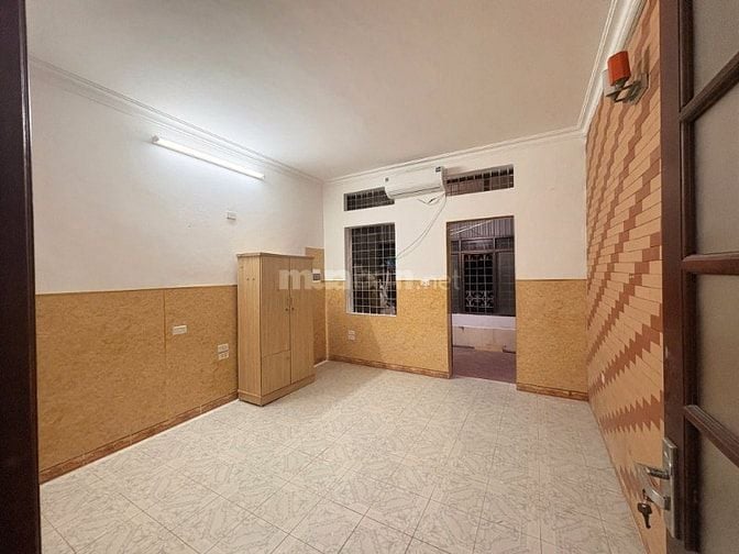 Cho thuê nhà 37m2 x 3 tầng, trung tâm Bạch Mai, 8tr/tháng